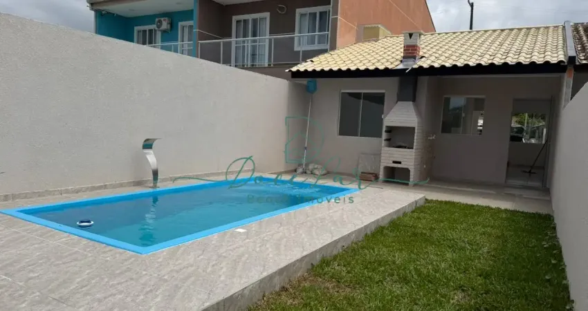 Casa reformada, com piscina e quintal à venda em Pontal do Paraná