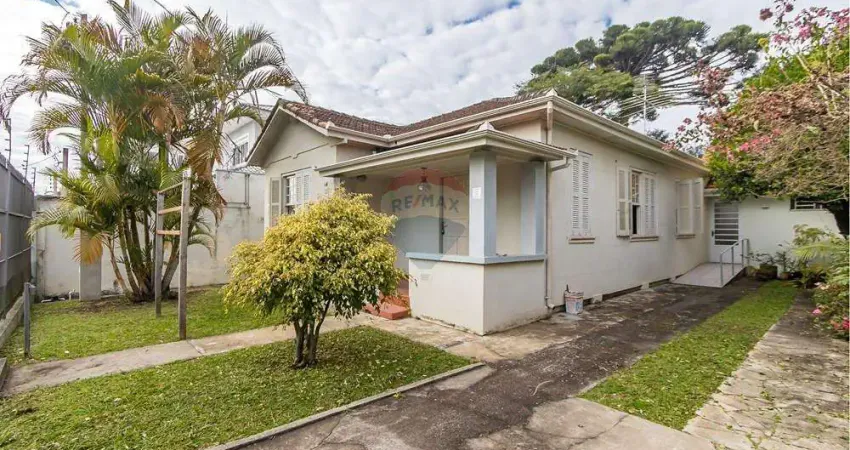 Casa à venda com 150m², 3 quartos, sendo 1 suíte e 3 vagas de garagem por R$1.250.000,00, no Novo Mundo, em Curitiba/PR