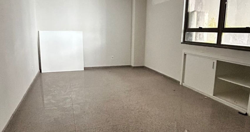 Salas Comercias no Calhau com 55m, cada sala podem ser vendida junta ou separada