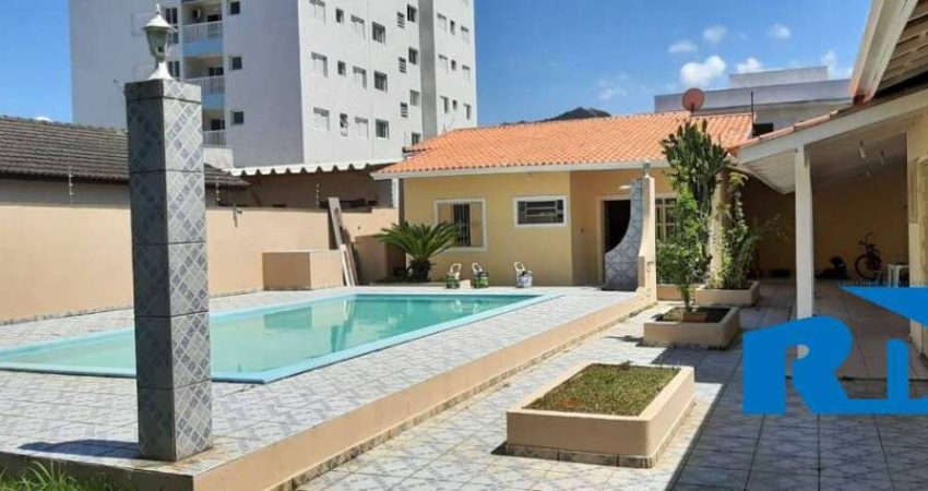 Casa na praia Martim de Sá com 02 terrenos em Caraguatatuba