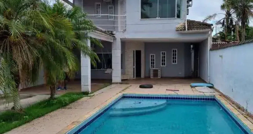 Casa com 03 suites para locação com Piscina em Caraguatatuba