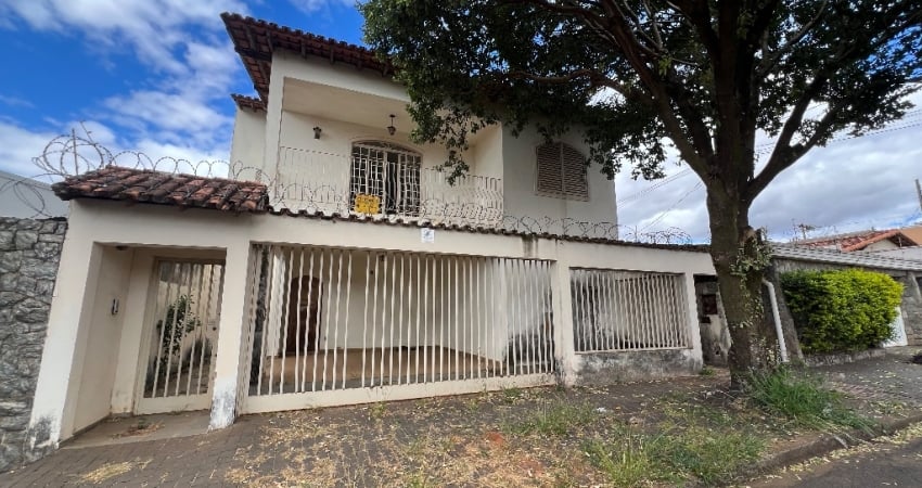 Casa com 4 quartos à venda no Umuarama, Uberlândia 