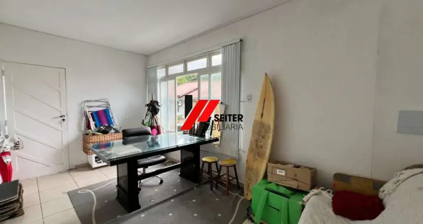 Casa à venda em Florianópolis-SC, na Agronômica, 2 quartos, 2 salas, 1 banheiro e garagem!