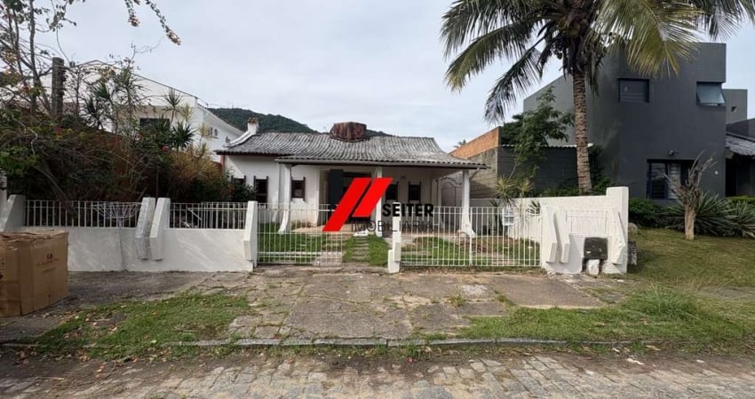 Casa espaçosa e confortável à venda em Florianópolis-SC, Itacorubi: 4 quartos, 1 suíte, 3 salas, 4 banheiros, 2 vagas, 220m². Aproveite!