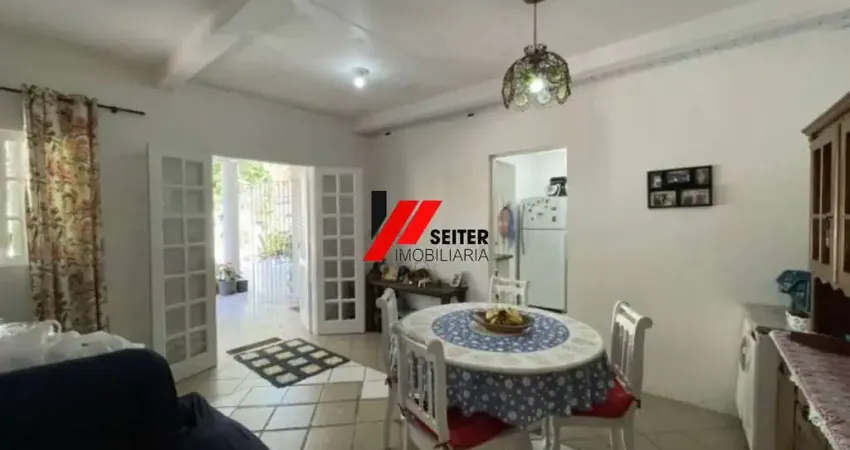Casa com 2 dormitórios sendo 1 suíte na Agronômica