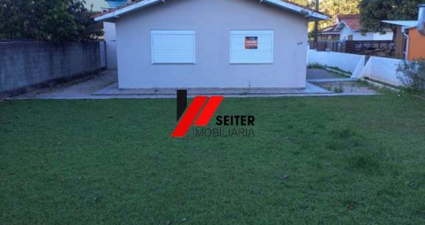 Casa térrea de esquina com amplo terreno na Armação, próxima à praia, Florianópolis