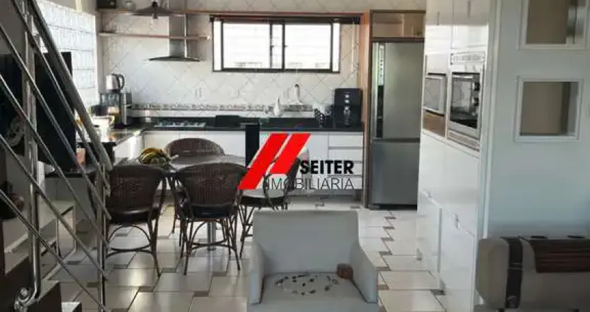 Casa à Venda na Agronômica Florianópolis-SC: 3 Quartos 1 Suíte 3 Salas, 4 Banheiros, 360m² de Área privativa.