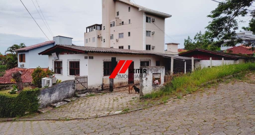 Casa a venda saco grande terreno de 604 metros com viabilidade de prédio