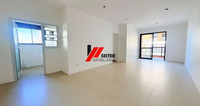 Apartamento à venda no Itacorubi com 108,80m² de 4 quartos 1 suíte ,sacada com churrasqueira  Florianópolis-SC