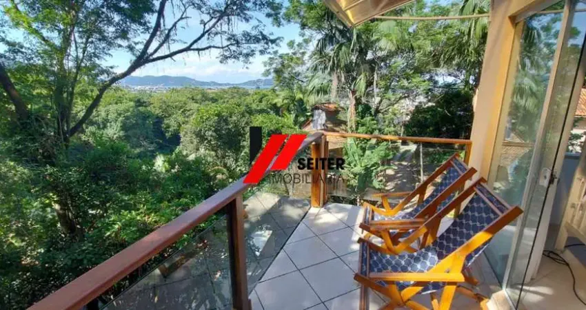 Casa triplex 268m² à venda com 3 dormitórios sendo uma suíte no Canto da Lagoa em Florianópolis