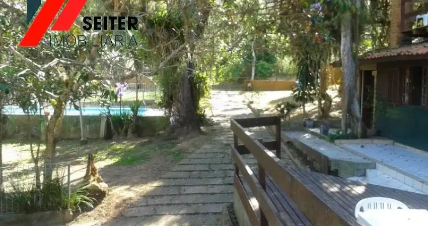 Duas casas a venda construídas em um terreno de 1000 m2 no bairro Serrinha Trindade