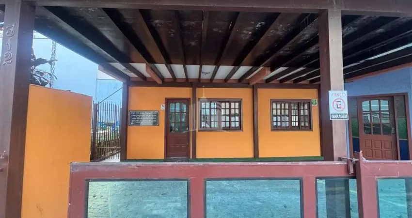 Excelente Casa para Locação Comercial Anual a 300 metros da Av Brasil no centro de Balneário Camboriú !