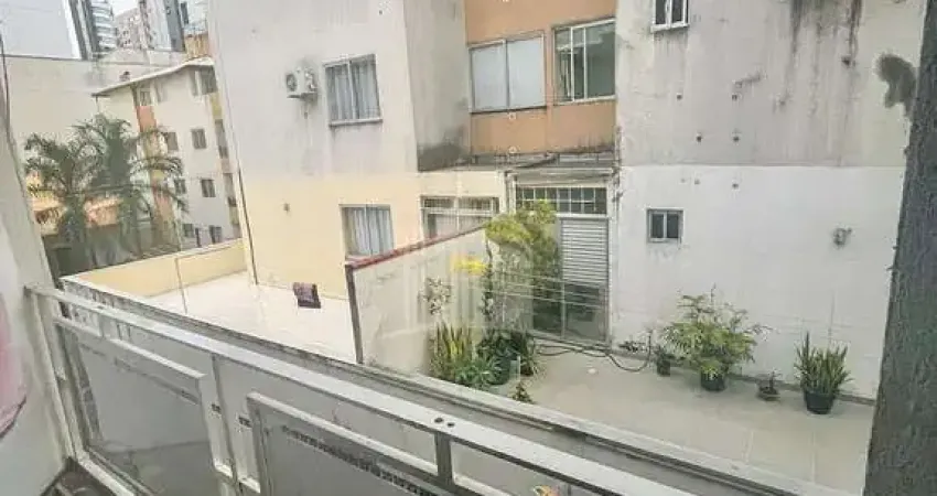 Apartamento com 2 dormitórios e 1 vaga em localização privilegiada no Centro de Balneário Camboriú