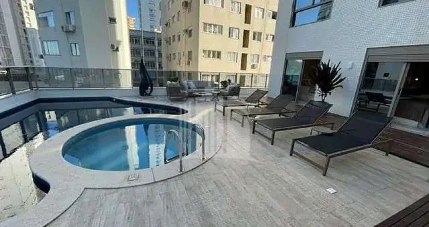 More em um Apartamento Diferenciado com piscina na Quadra do Mar