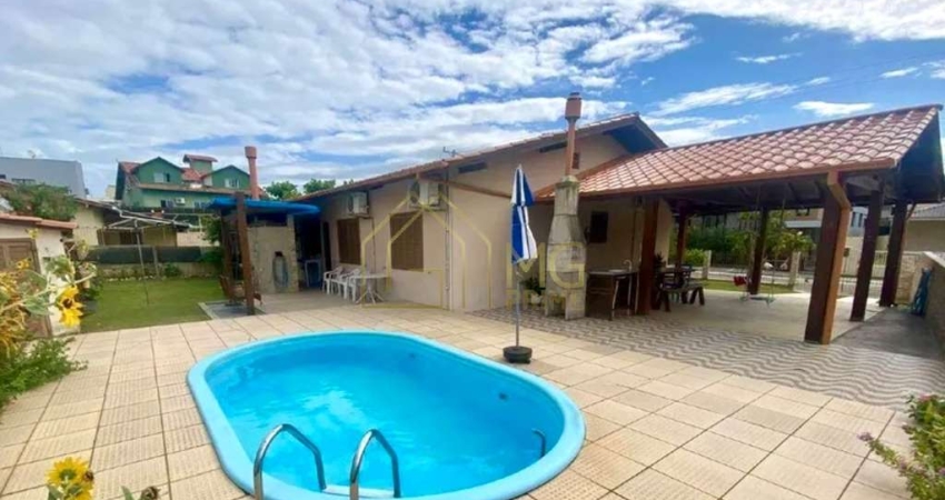 Casa com piscina localizada em condomínio nos Ingleses