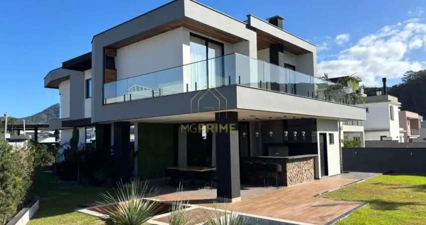 Residência com 4 Suítes, Área Gourmet e Piscina  Sofisticação e Conforto em Cada Detalhe