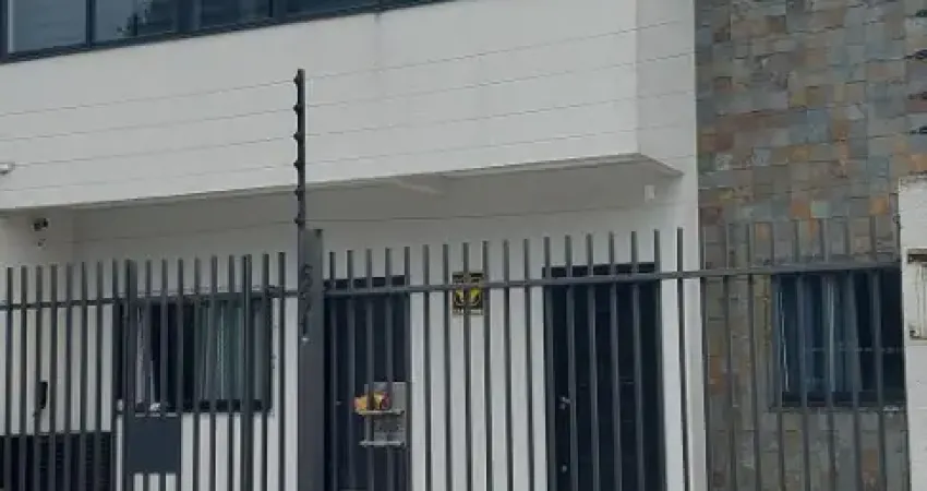 Apartamento semi-mobiliado para locação em otima localização.