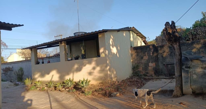 Casa à venda em Esmeraldas-MG, bairro Santa Quitéria: 3 quartos, 2 salas, 2 banheiros, 120m². Confira já!