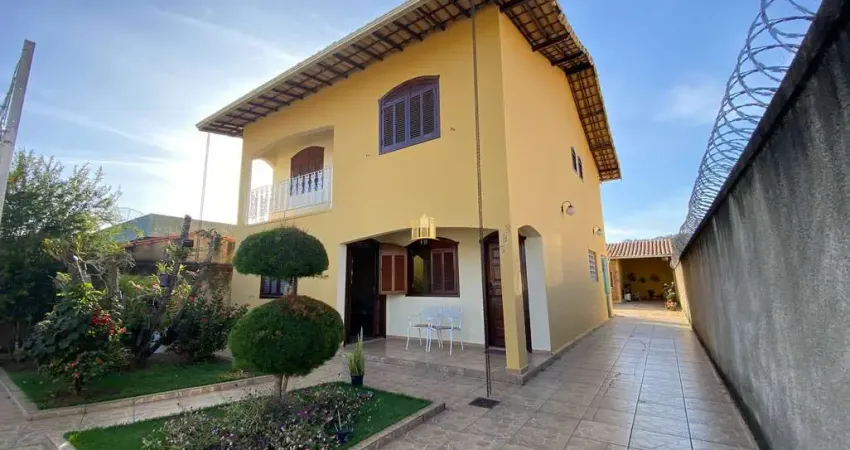 Residência de Luxo no Centro de Esmeraldas-MG: 5 quartos, 1 suíte, piscina aquecida, área gourmet. Oportunidade única!