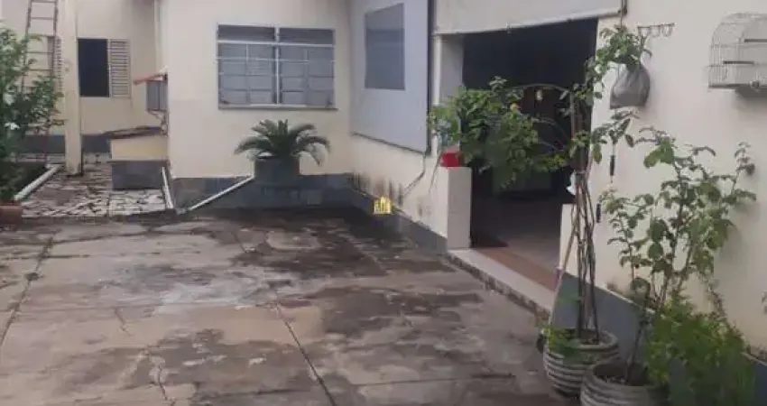 Casa à venda no Centro de Esmeraldas-MG: 4 quartos, 1 suíte, 2 salas, 2 banheiros, 2 vagas de garagem, 100m² de área.