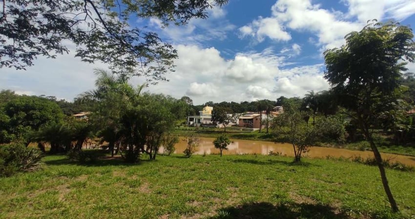 Lote Amplo à Venda no Condomínio Solar das Palmeiras em Esmeraldas - 1.670 m²