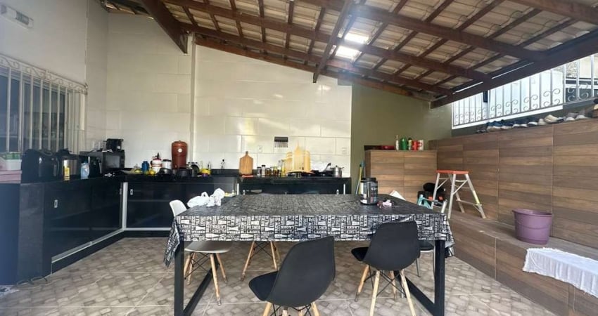 Imperdível oportunidade! Casa à venda em Esmeraldas-MG, bairro Nova Esmeraldas, com 3 quartos, 1 sala, 2 banheiros, 1 vaga de garagem, 180,00 m².