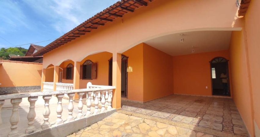 Casa à venda em Esmeraldas-MG, Santa Quitéria: 3 quartos, 1 suíte, 2 salas, 3 banheiros, 2 vagas, 200m². Imperdível!