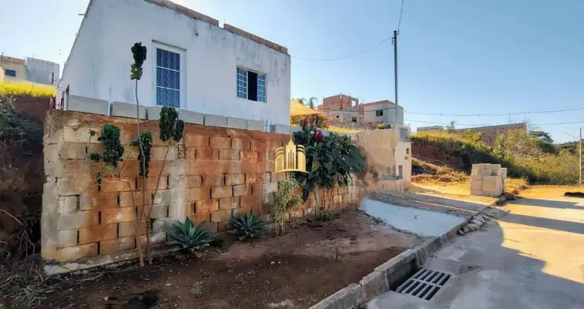 Casa à Venda Recanto do Passaredo: 2 Quartos, 200m², Varanda e Garagem!
