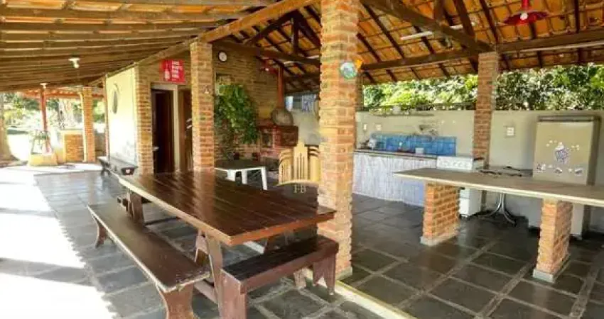 Sítio Luxuoso no Condomínio Quinta das Esmeraldas: Com Lazer Completo