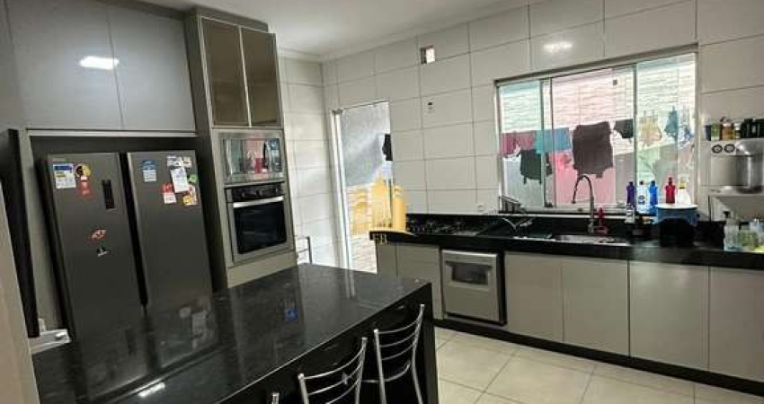 Casa de Alto Padrão 3 Quartos Suíte Closet à Venda no Bairro Monte Verde em Betim