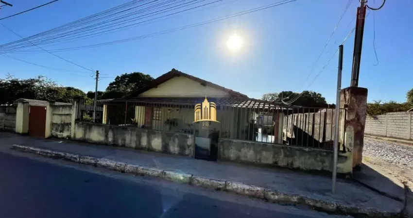 Casa à Venda Centro Esmeraldas MG: 3 Quartos Lote 1138m²