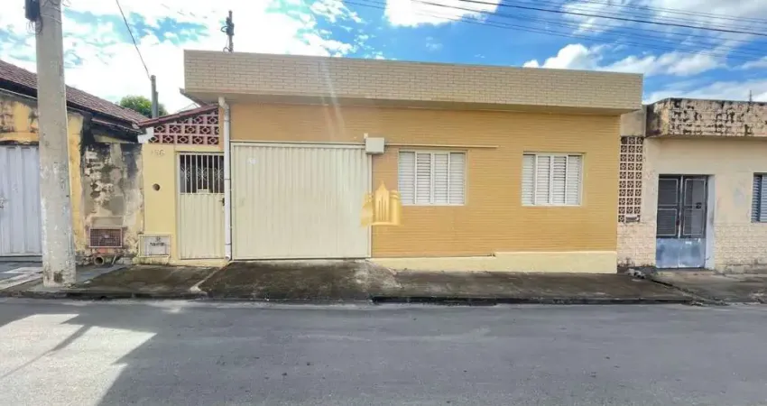 Casa à Venda no Centro: 4 Quartos (1 Suíte), Garagem e Área Externa!