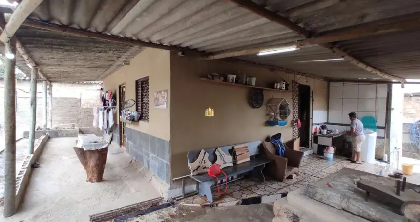 Casa comercial à venda em Esmeraldas-MG, bairro Dumaville: 2 quartos, 1 sala, 1 banheiro, 100,00 m².