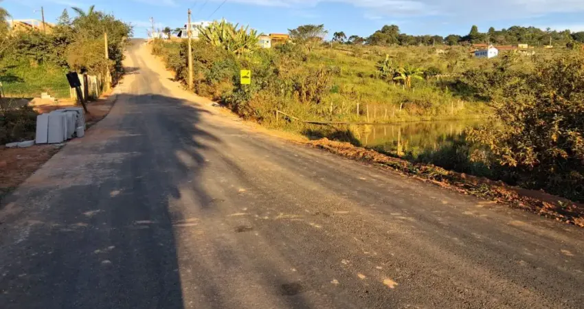 Terreno com 3314m2°, localizado em Medeiros , Itatiaiuçu na margem da estrada principal.