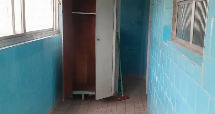 Apto muito espaçoso, meia quadra da praia , precisando de reforma , elevador , vaga demarcada ,prédio de 5 andares