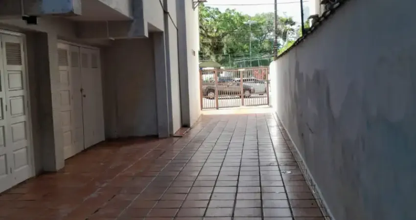 Apto fica no 3 andar de prédio de escada , contendo 2 dormitórios, um lavabo , um wc social e garagem fechada