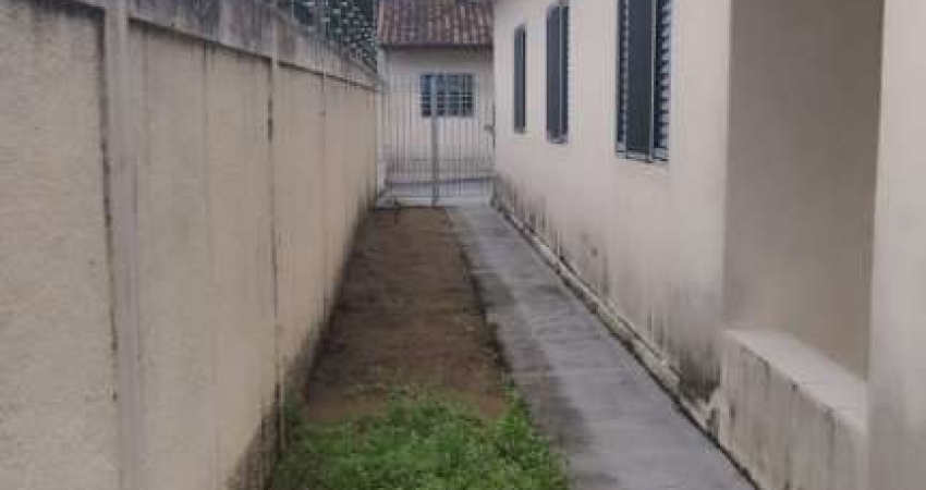 VENDO CASA 4 DORMITÓRIOS, GARAGEM COM 04 VAGAS SENDO 2 COBERTAS, AREA DE SERVIÇO, COZINHA, SALA, EDICULA