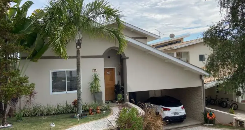 Linda casa  à venda com excelente potencial no condomínio Recanto dos Paturis, na cidade de Vinhedo, Condomínio seguro arborizado e bem localizado