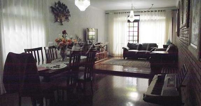 Sobrado de 350m² com 4 quartos em Horto Florestal