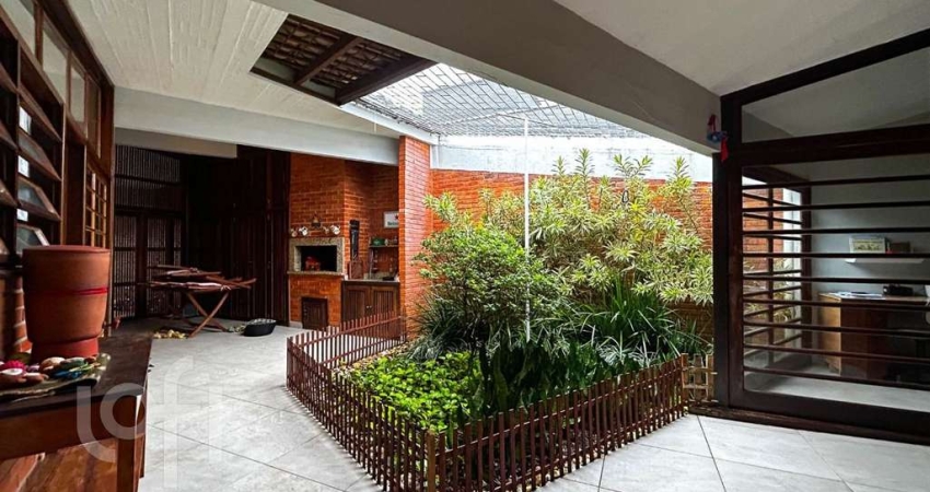 Casa à venda em Córrego Grande com 232 m², 3 quart