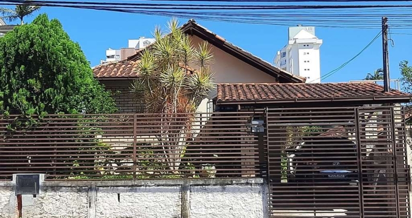 Casa com 3 quartos à venda na Rua Professora Antonieta de Barros, 631, Canto, Florianópolis