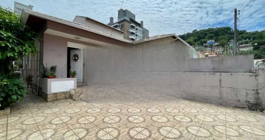 Casa à venda em Centro com 90 m², 3 quartos