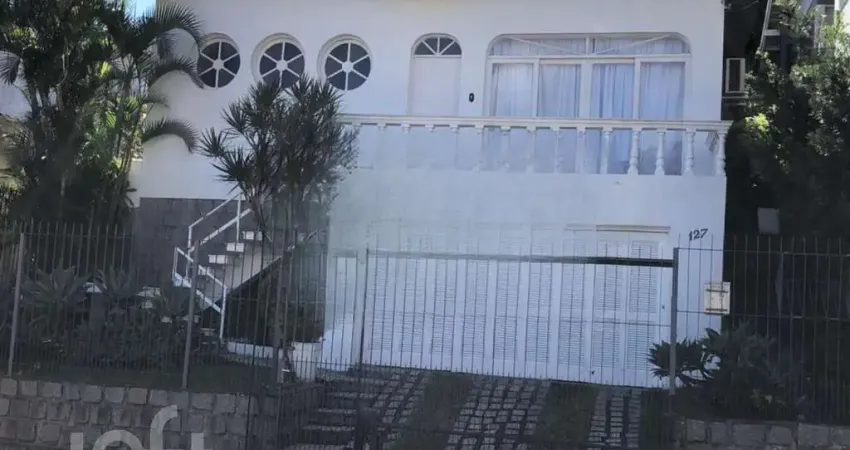 Casa à venda em Centro com 135 m², 4 quartos, 1 su