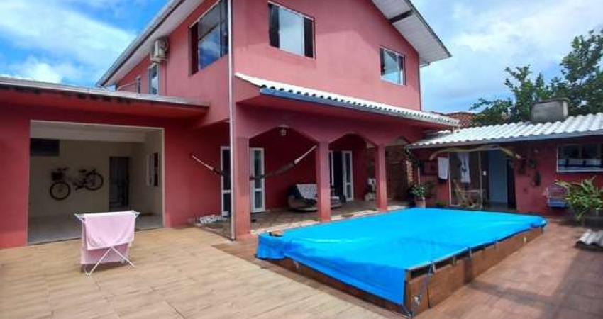 Casa de 3 dormitórios à venda no Morro Das Pedras