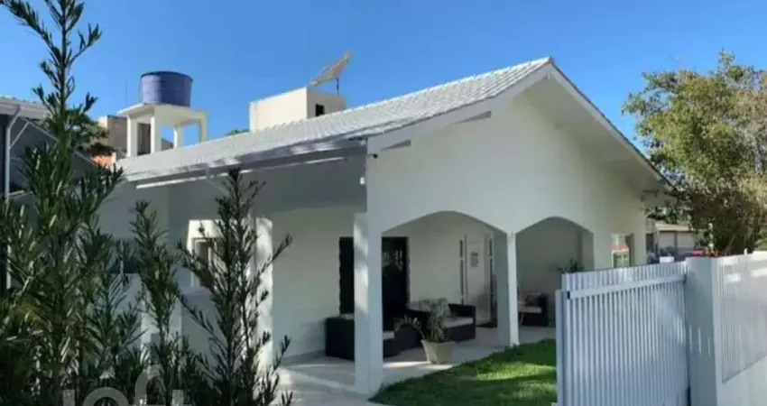 Casa à venda em Canasvieiras com 250 m², 7 quartos