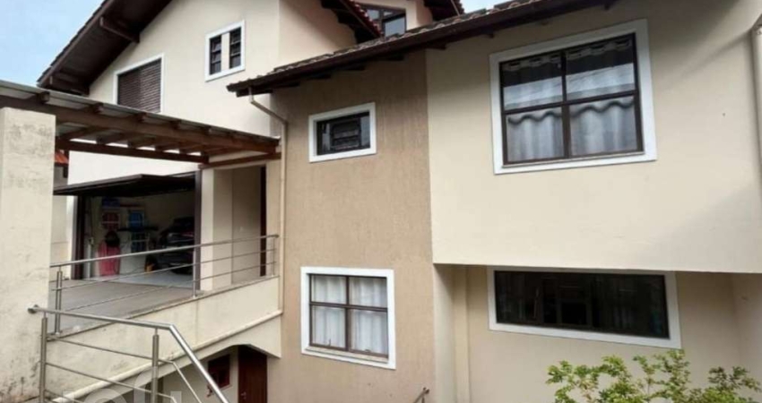 Casa à venda em Itacorubi com 396 m², 4 quartos, 1
