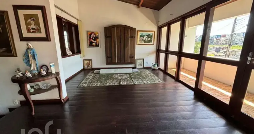 Casa com 3 quartos à venda na Rua Pascoal Simone, 815, Coqueiros, Florianópolis