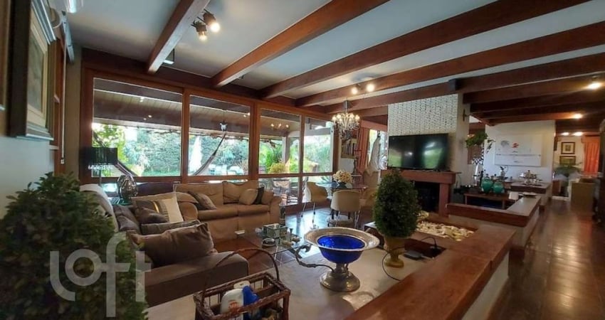 Casa à venda em Itacorubi com 330 m², 3 quartos, 3