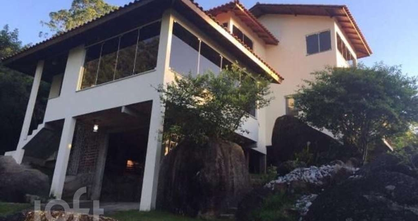 Casa à venda em Cacupé com 230 m², 4 quartos, 2 su