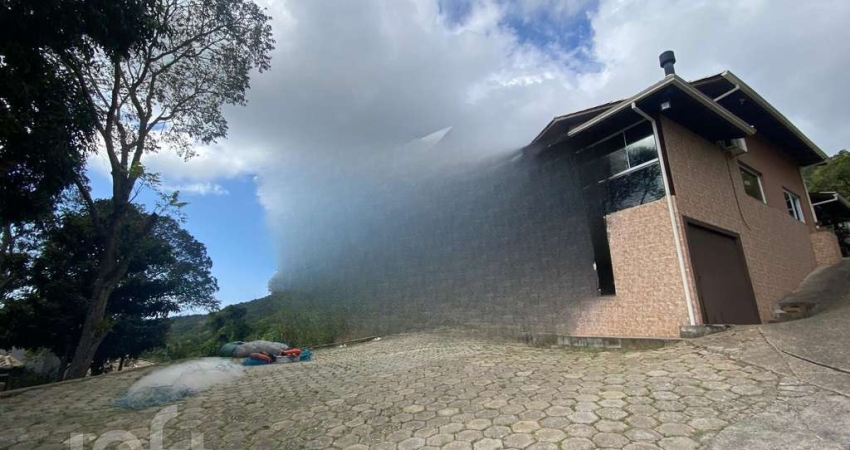 Casa à venda em Alto Ribeirão Leste com 1560 m², 2
